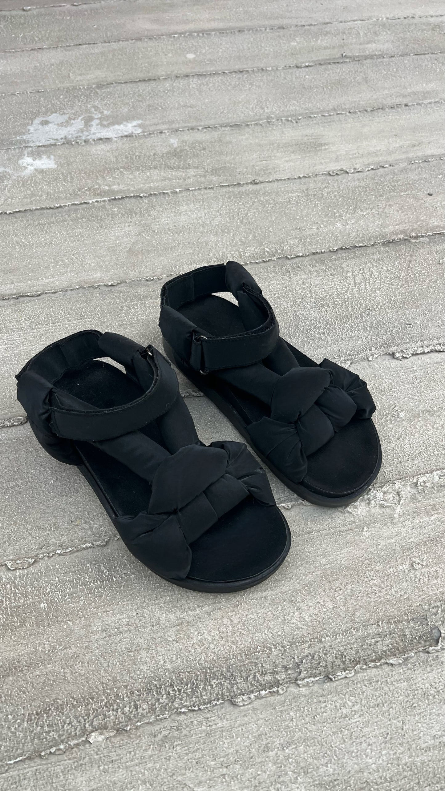 Puffed Sandals - Black